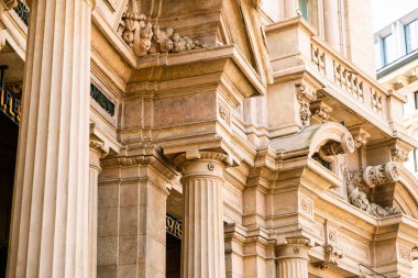 Milan mı? İtalya - 21 Mayıs 2019: Milano 'daki Eski Binanın Görkemli Detayları. Görünümü Kapat.