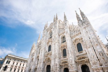 Milan Duomo 'nun yüzü. İtalya. Güneşli bir günde Milan Katedrali. Alt Görünüm.