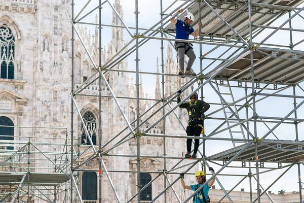 Milano Italia Maggio 2019 Lavoratori Assemblano Una Struttura Acciaio Davanti — Foto Stock