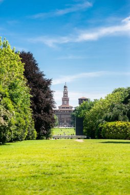 Sempione Park (Parco Sempione), İtalya 'nın Milano kentinde. Sforza Kalesi. Filarete Kulesi. Mavi Gökyüzü. Güneşli Gün.