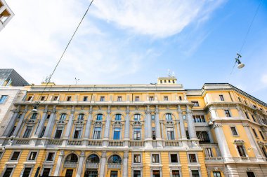 Milan mı? İtalya - 21 Mayıs 2019: Milano 'da Piazza Tommaso Edison' daki Eski Bina. Sarı Cephe.