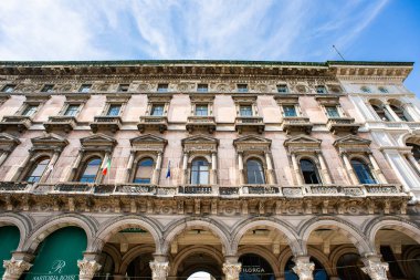 Milan mı? İtalya - 21 Mayıs 2019: Milano 'daki Duomo Meydanı' ndaki Eski Güzel Bina Cephesi (Piazza del Duomo). Mavi Gökyüzü. Güneşli Gün.