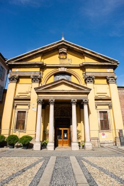 Milan mı? İtalya - 21 Mayıs 2019: Milan Piazza Borromeo 'da Santa Maria Podone Kilisesi Cephesi. Chiesa Santa Maria Podone. İtalya.