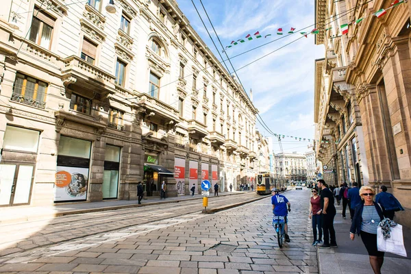 Milan mı? İtalya - 21 Mayıs 2019: Orefici Caddesi, Milano. Güzel yüzlü eski binalar. Modern Tramvay.