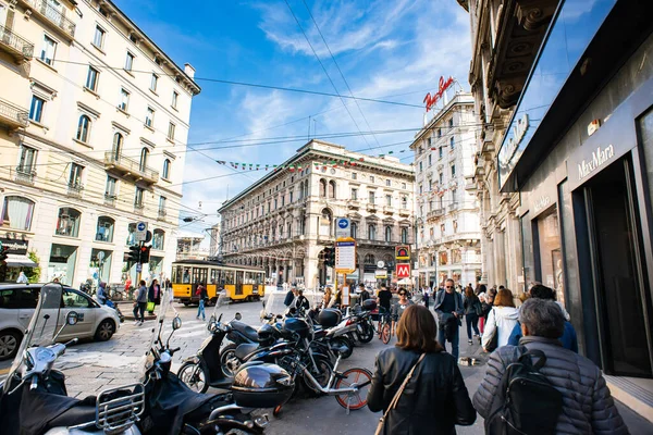 Milan mı? İtalya - 21 Mayıs 2019: Orefici Caddesi, Milano. Güzel yüzlü eski binalar. Yaşlı Tram. Milan Sokağı Merkez 'de..