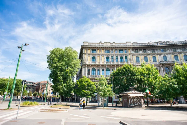 Milan mı? İtalya - 21 Mayıs 2019: Piazza Castello, Milano. Eski Güzel Bina. Güneşli Gün.