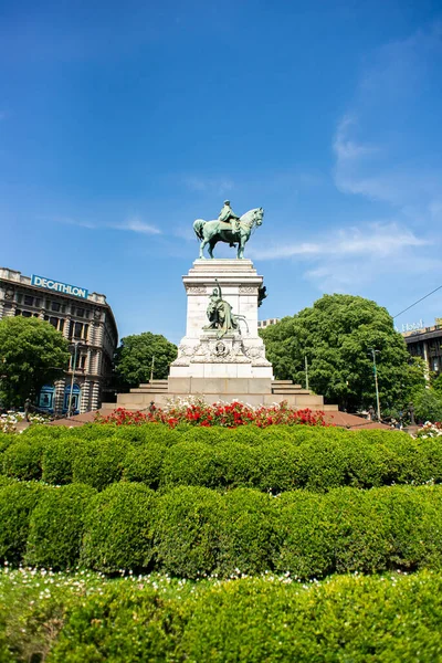 Milan mı? İtalya - 21 Mayıs 2019: Giuseppe Garibaldi Anıtı, Milano. Cairoli Meydanı.