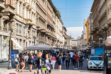 Milan mı? İtalya, 22 Mayıs 2019, Milano Dante Caddesi. Kalabalık bir topluluk. Pedestrian Caddesi.