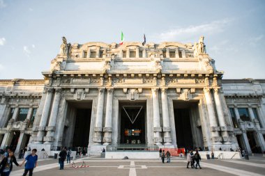 Milan mı? İtalya - 21 Mayıs 2019: Milan Merkez İstasyonu. Piazza Duca d 'Aosta' daki Milano Merkez Tren İstasyonu.