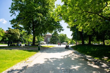 Milan mı? İtalya - 22 Mayıs 2019: Sempione Park (Parco Sempione), Milano 'da Yürüyen Turistler ile birlikte. İtalya. Mavi Gökyüzü. Güneşli Gün.