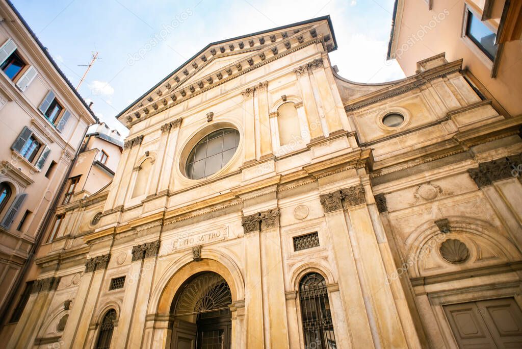 Milán. Italia - 22 de mayo de 2019: Fachada de la Iglesia Santa Maria presso San Satiro. 2022 Milán. Italia - 22 de mayo de 2019: Fachada de la Iglesia Santa Maria presso San Satiro. 2022