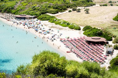 Sardunya ve Akdeniz. İtalya. Turistlerle Cala Monte Turno Plajı. Mountain Monte Turno 'dan Hava Görüntüsü.
