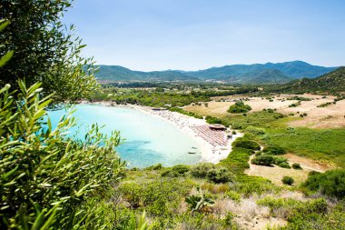 Akdeniz 'de. Sardunya 'da. İtalya. Cala Monte Turno Plajı. Mountain Monte Turno 'dan Hava Görüntüsü.