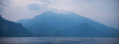 İtalya 'da Como Gölü' nde Günbatımı ve Alacakaranlık. Resimli Alpler.