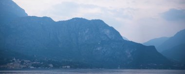 İtalya 'da Como Gölü' nde Günbatımı ve Alacakaranlık. Resimli Alpler