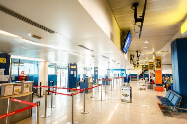Cagliari. İtalya - 18 Temmuz 2019: Cagliari Uluslararası Havalimanı Elmas. Havalimanı Ayrılış Salonu.