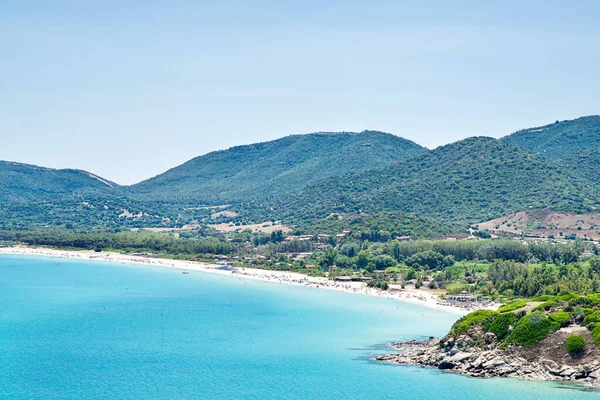 サルデーニャ島の地中海 イタリアだ Cala Sinziasとサンピエトロビーチ モンテ ターノ山からの空中展望 — ストック写真