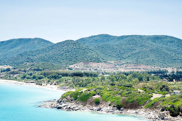 サルデーニャ島の地中海 イタリアだ Cala Sinziasとサンピエトロビーチ モンテ ターノ山からの空中展望 — ストック写真