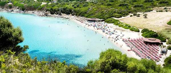 Sardunya ve Akdeniz. İtalya. Turistlerle Cala Monte Turno Plajı. Mountain Monte Turno 'dan Hava Görüntüsü.
