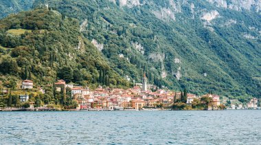 Como Gölü. Arkaplanda Dağlar olan Varenna Kasabası. İtalya. Lombardiya.