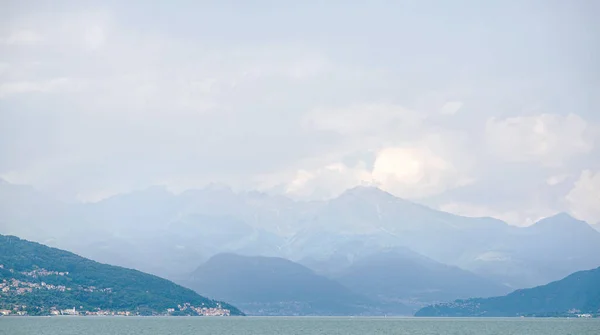 Lago Como Italia Vista Panoramica Sulle Alpi Cielo Nuvoloso — Foto Stock