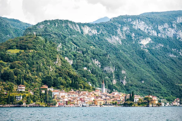Lago Como Varenna Town Com Montanhas Fundo Itália Lombardia — Fotografia de Stock