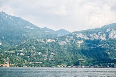 Como Gölü Panoramik Peyzaj. Ağaçlı dağlar. İtalya. Avrupa.