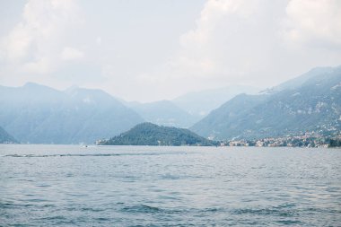 Arka planda Alpler olan Como Gölü 'nün manzarası. İtalya. Panoramik Manzara. Büyülü Panoramik Manzara.