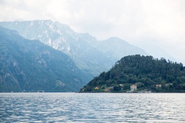 Alpli Como Gölü Panoraması. Bellagio Şehri Skyline. İtalya. - Günaydın. Bulutlu Gökyüzü.