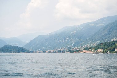 Arka planda Alpler olan Como Gölü 'nün manzarası. İtalya. Panoramik Manzara. Büyülü Panoramik Manzara.