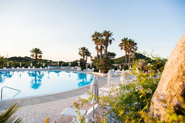 Vodní Bazén Lehátky Slunečníky Palmami Luxusní Panoramatický Výhled Sardinie Itálie — Stock fotografie
