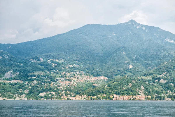 コモ湖パノラマ景観 木のある山 イタリアだ ヨーロッパ — ストック写真