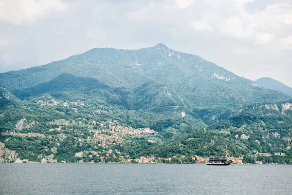 Ferry Lago Como Paisaje Panorámico Montañas Con Árboles Italia Europa — Foto de Stock