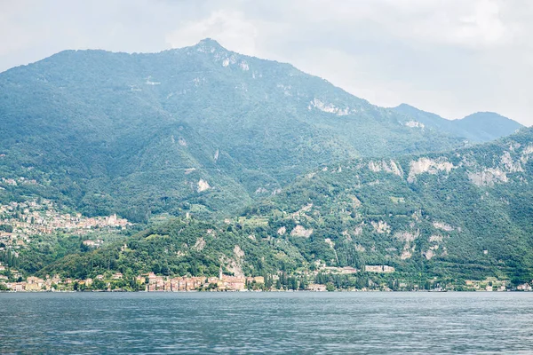 コモ湖パノラマ景観 木のある山 イタリアだ ヨーロッパ — ストック写真