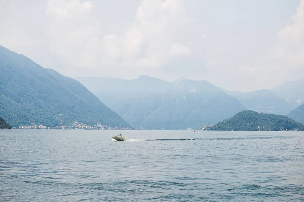 背景にアルプスとコモ湖の絵のような風景 イタリアだ パノラマビュー 幻想的なパノラマ風景 — ストック写真