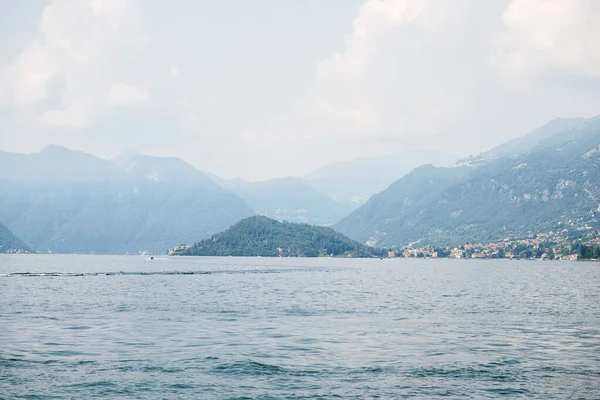 背景にアルプスとコモ湖の絵のような風景 イタリアだ パノラマビュー 幻想的なパノラマ風景 — ストック写真