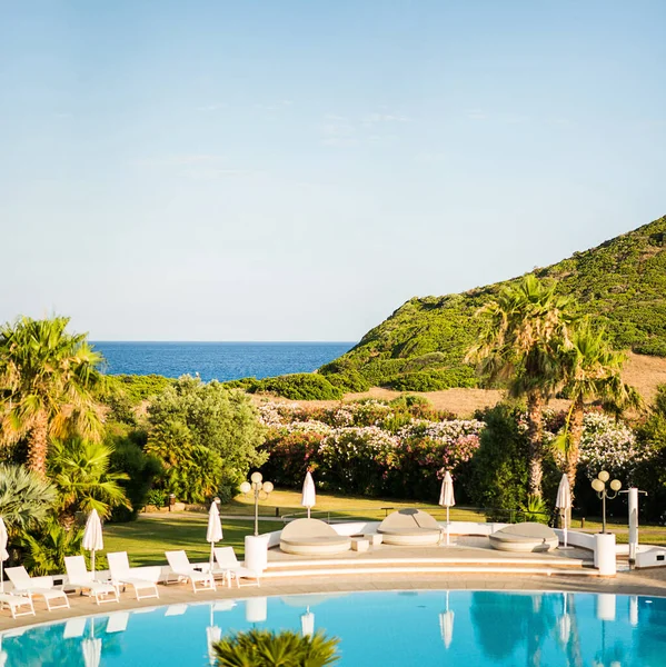 Prázdný Bazén Lehátky Slunečníky Středomořská Krajina Luxusní Panoramatický Výhled Středozemní — Stock fotografie