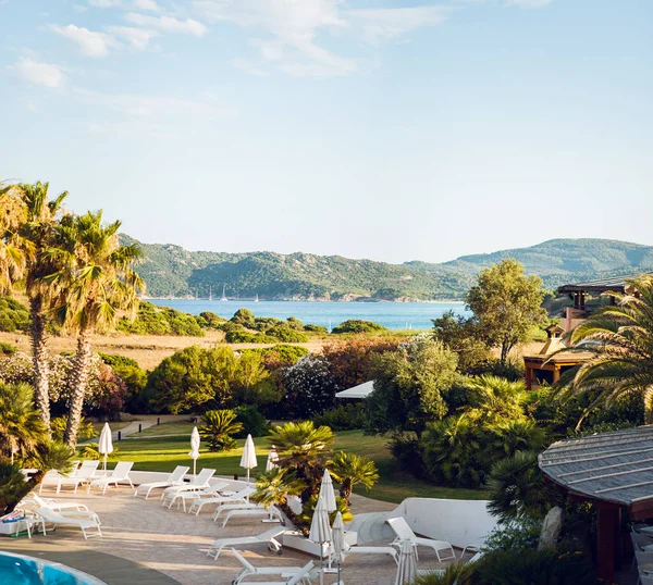 Středomořská Krajina Lehátka Deštníky Luxusní Panoramatický Výhled Středozemní Moře Sardinie — Stock fotografie