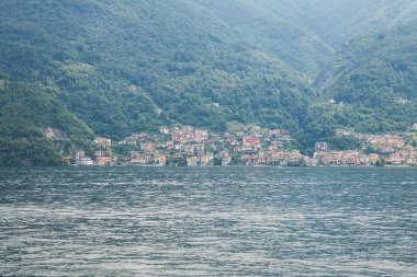 Como Gölü Panorama. Arka planda Lezzeno Kasabası. Tepeler Yeşil Orman 'ı kapladı. İtalya.