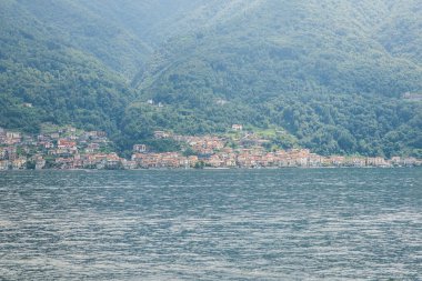 Como Gölü Panorama. Arka planda Lezzeno Kasabası. Tepeler Yeşil Orman 'ı kapladı. İtalya.