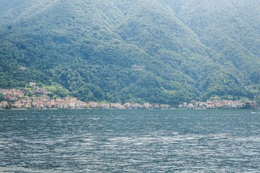 Como Gölü Panorama. Arka planda Lezzeno Kasabası. Tepeler Yeşil Orman 'ı kapladı. İtalya.