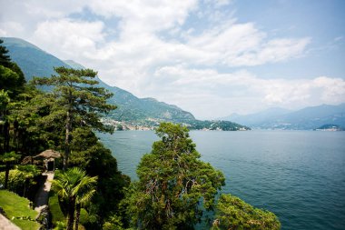 İtalya 'daki Panorama Gölü Como. Bellagio 'nun yönüne bakın. Bulutlu Gökyüzü.