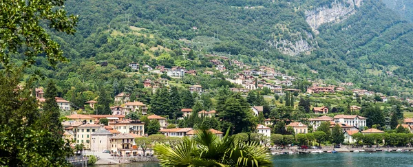 コモ湖のレノ町 ロンバルディア州 イタリアだ イタリアの美しい風景 山と森の絶景パノラマ — ストック写真