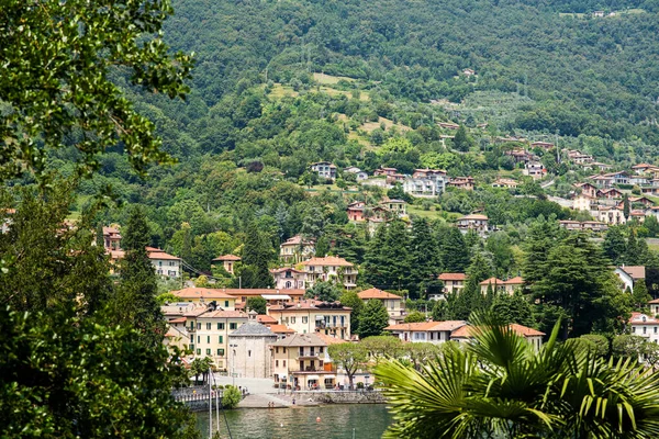 コモ湖のレノ コミューン ロンバルディア州 イタリアだ 旧市街と絵のようなイタリアの風景 山と森の絶景パノラマ — ストック写真