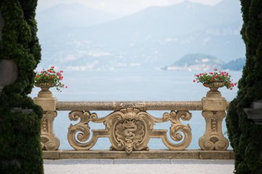 Villa Balbianello 'da. Como Gölü. İtalya - 19 Temmuz 2019: Villa Balbianello 'da Çiçek Saksılı Eski Klasik Balustrade. Como Gölü. İtalya. Antik Çit. Antik Mimari Barok.