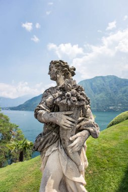 Villa Balbianello 'da. Como Gölü. İtalya - 19 Temmuz 2019: Lenno Villa Balbianello heykeli. İtalya 'daki Como Gölü.