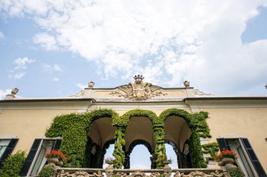 Villa Balbianello 'da. Como Gölü. İtalya - 19 Temmuz 2019: Como Gölü üzerindeki Villa del Balbianello 'nun Dışavurumları. İtalya.