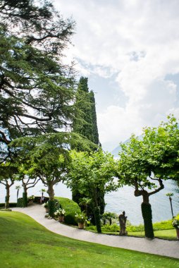 Villa Balbianello 'da. Como Gölü. İtalya - 19 Temmuz 2019: Villa Balbianello Bahçesi Yolu. Como Gölü. İtalya. Villa del Balbianello 'ya park et. Lombardia.