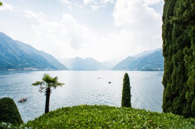 Villa Balbianello 'da. Como Gölü. İtalya - 19 Temmuz 2019: Eski Villa Terrace 'dan Como Gölü manzarası. İtalya.
