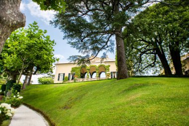 Villa Balbianello 'da. Como Gölü. İtalya - 19 Temmuz 2019: Como Gölü üzerindeki Villa del Balbianello 'nun Dışavurumları. İtalya.